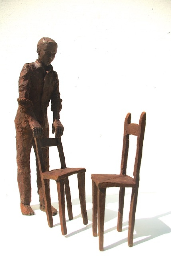 Le jeune homme aux chaises