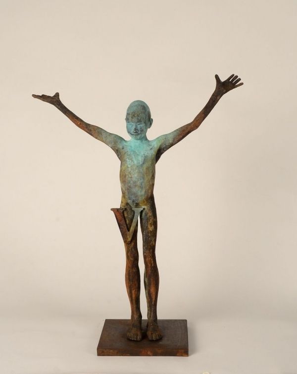 guanyador|jesus curia|escultura de bronze d'un guanyador amb els braços oberts