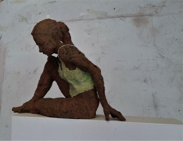 tornem-hi 8|teresa riba|escultura de bronze d´una noia amb un jersei groc
