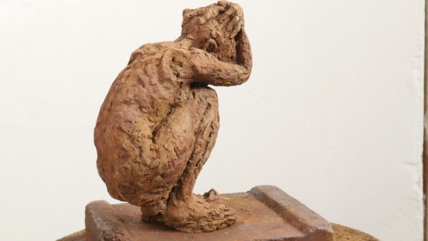 tancament|teresa riba|sculpture in bronze of a girl with her hand on her head
