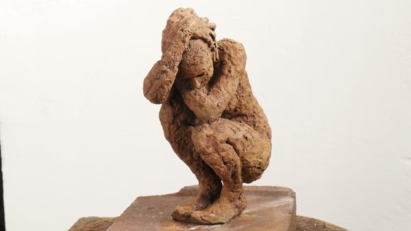 Escultura de Bronce mujer sentada de Teresa Riba