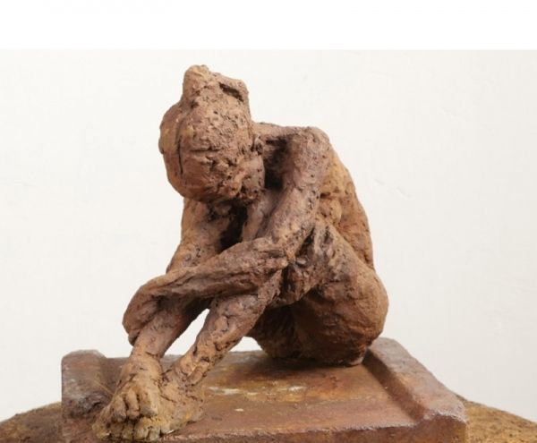 tancament|teresa riba|escultura en bronze noia en recolliment
