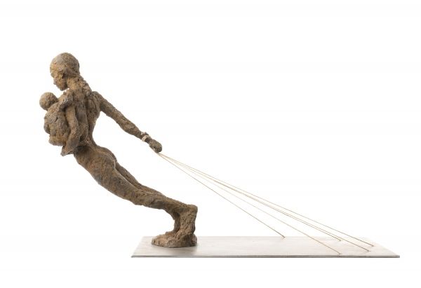 tornem-hi|teresa riba|escultura de bronze d'un noi que puja per la paret